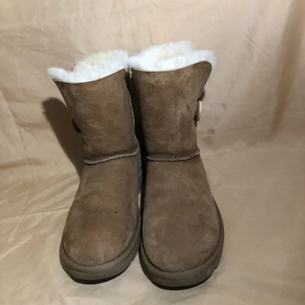 UGG Bailey Button II In Chestnut